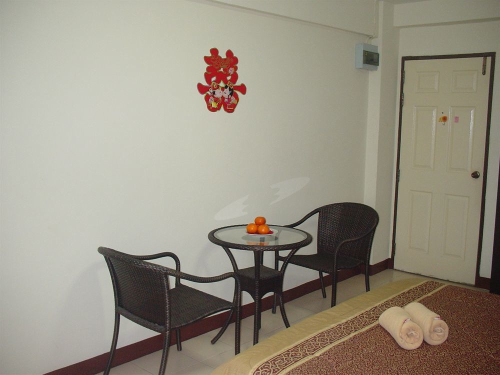 The European Place Bangkok Bagian luar foto