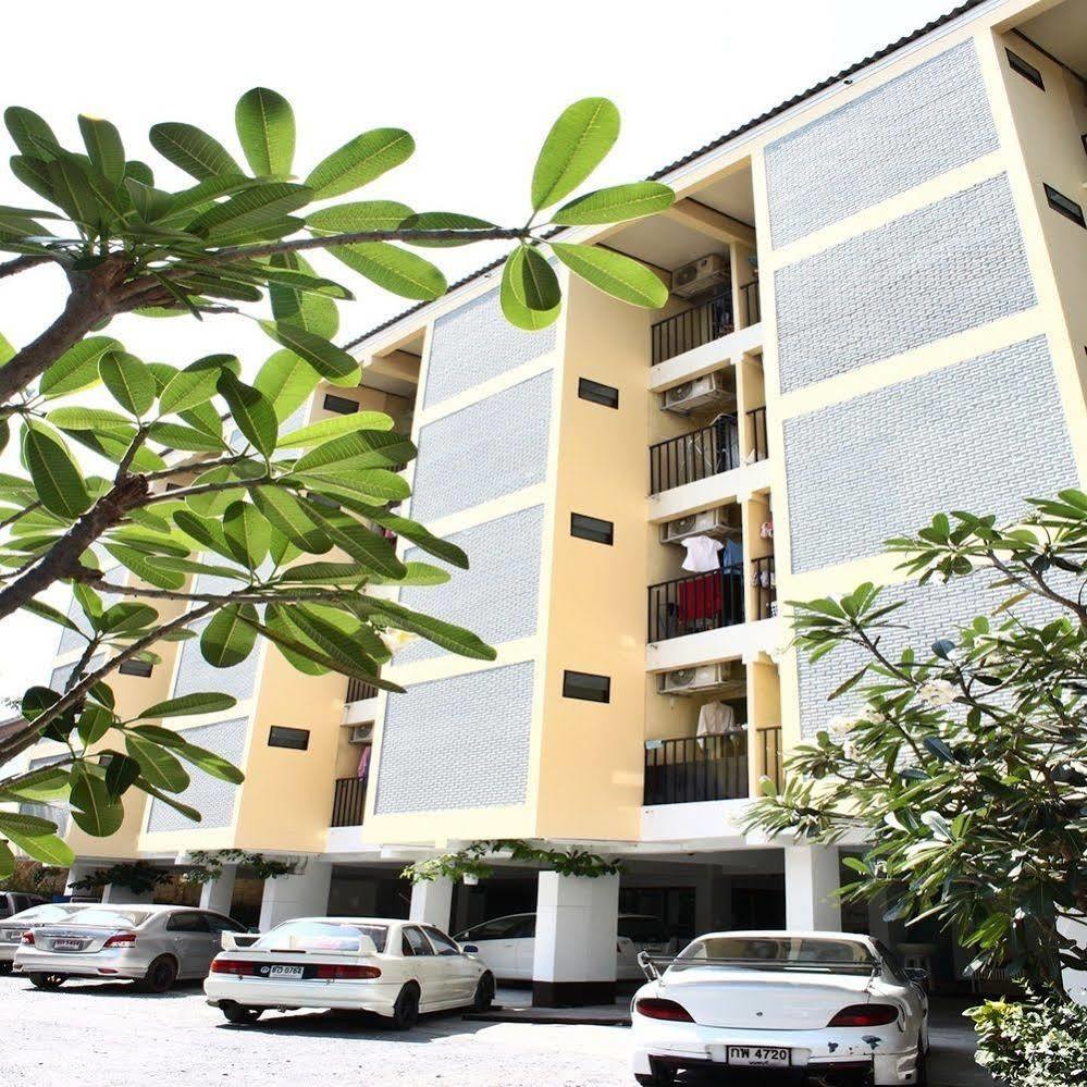 The European Place Bangkok Bagian luar foto